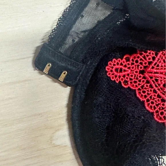 Vintage Victoria’s Secret Very Sexy Black Lace Valentines Bra 34B - Picture 4 of 10